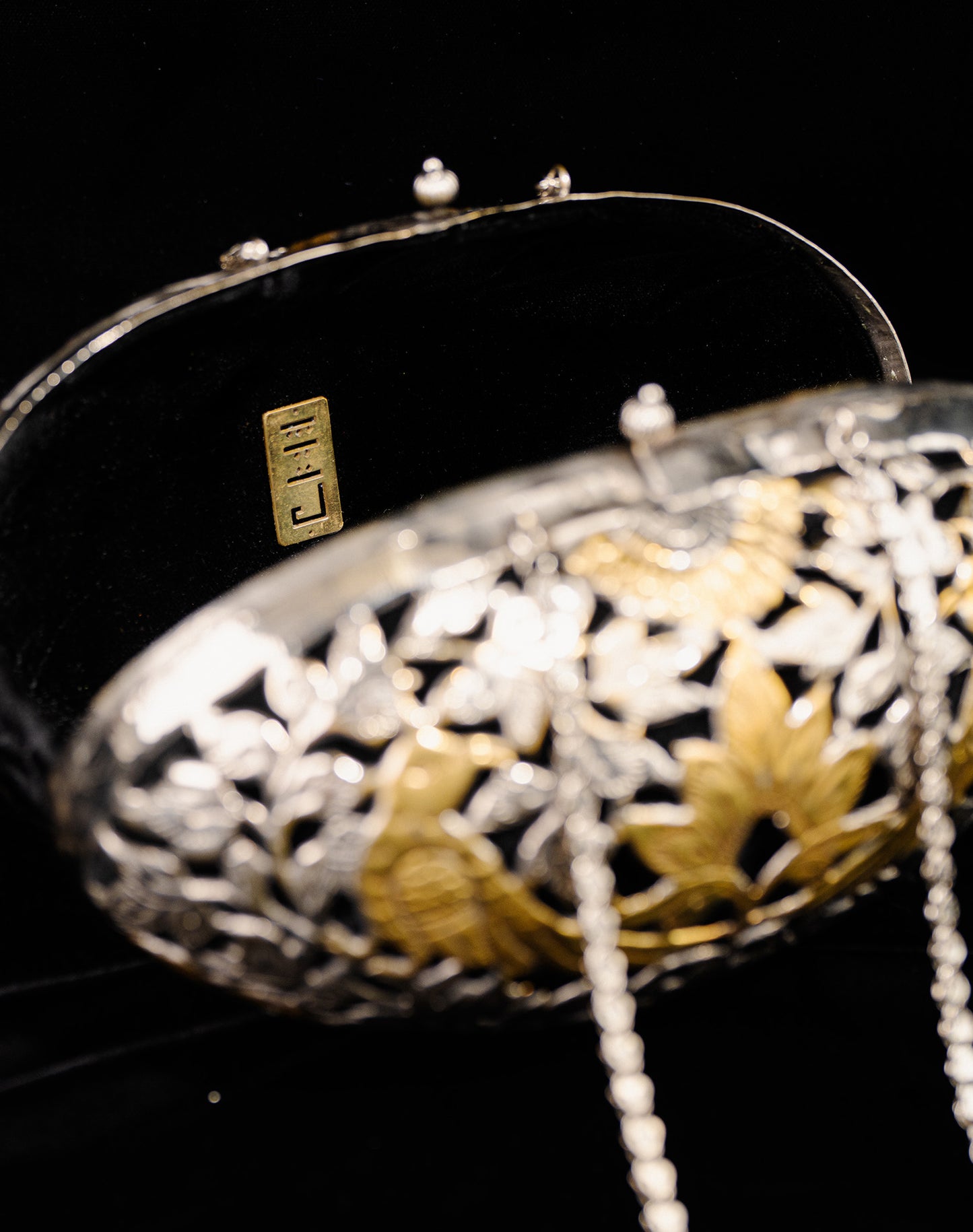 The Baizvi Bag opened to reveal the premium velvet lining and its spacious 12-inch wide interior.