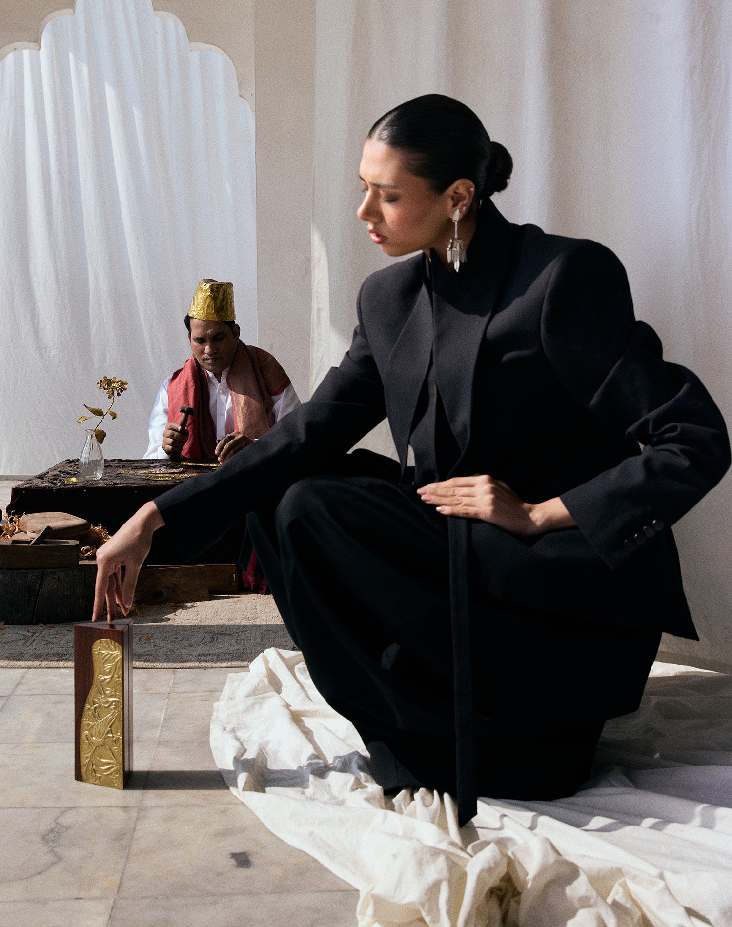 Model is sitting with a kunj bag.
